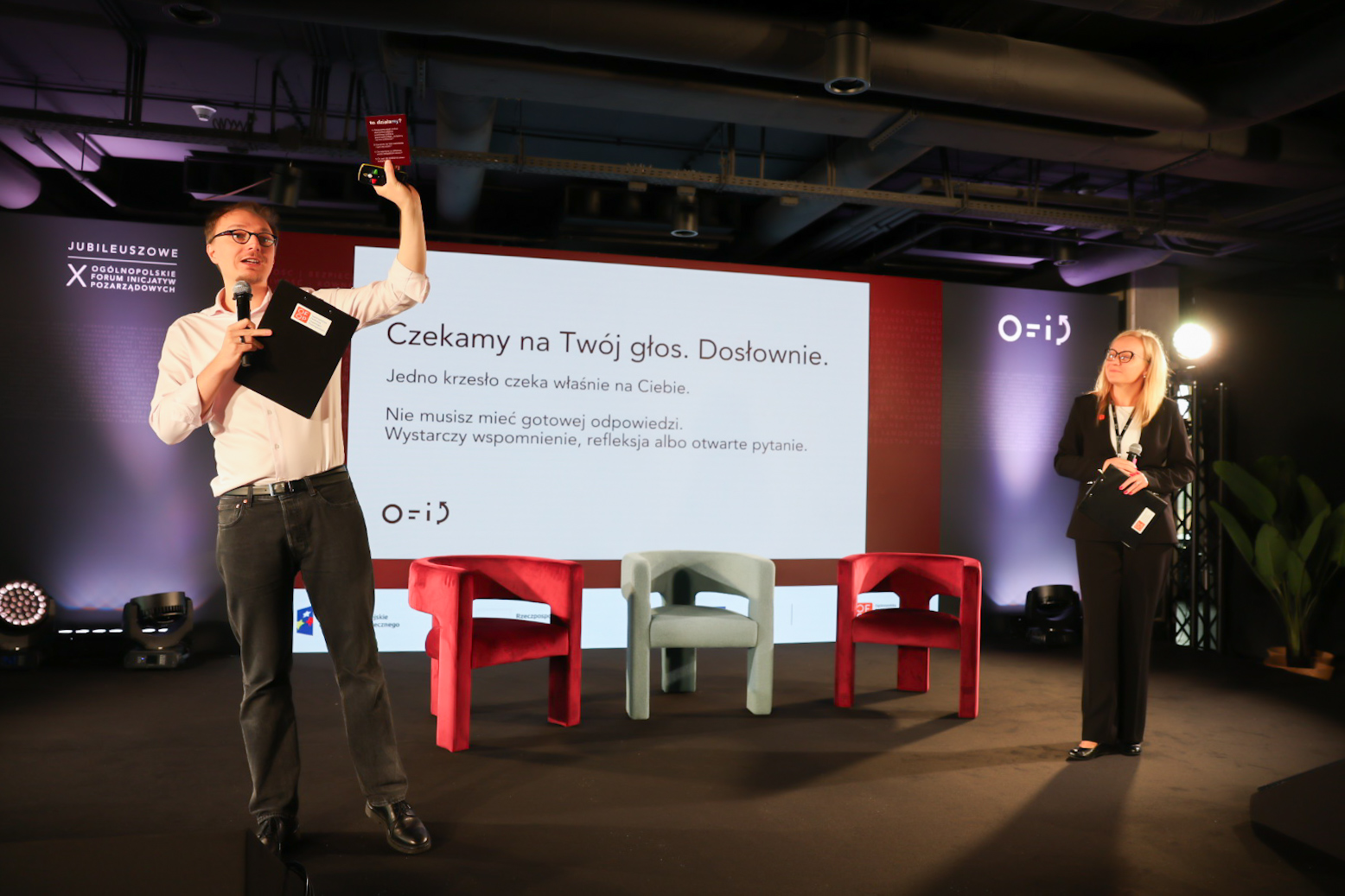 dwoje prowadzących na scenie konferencyjnej podczas Ogólnopolskiego Forum Inicjatyw Pozarządowych (OFIP).