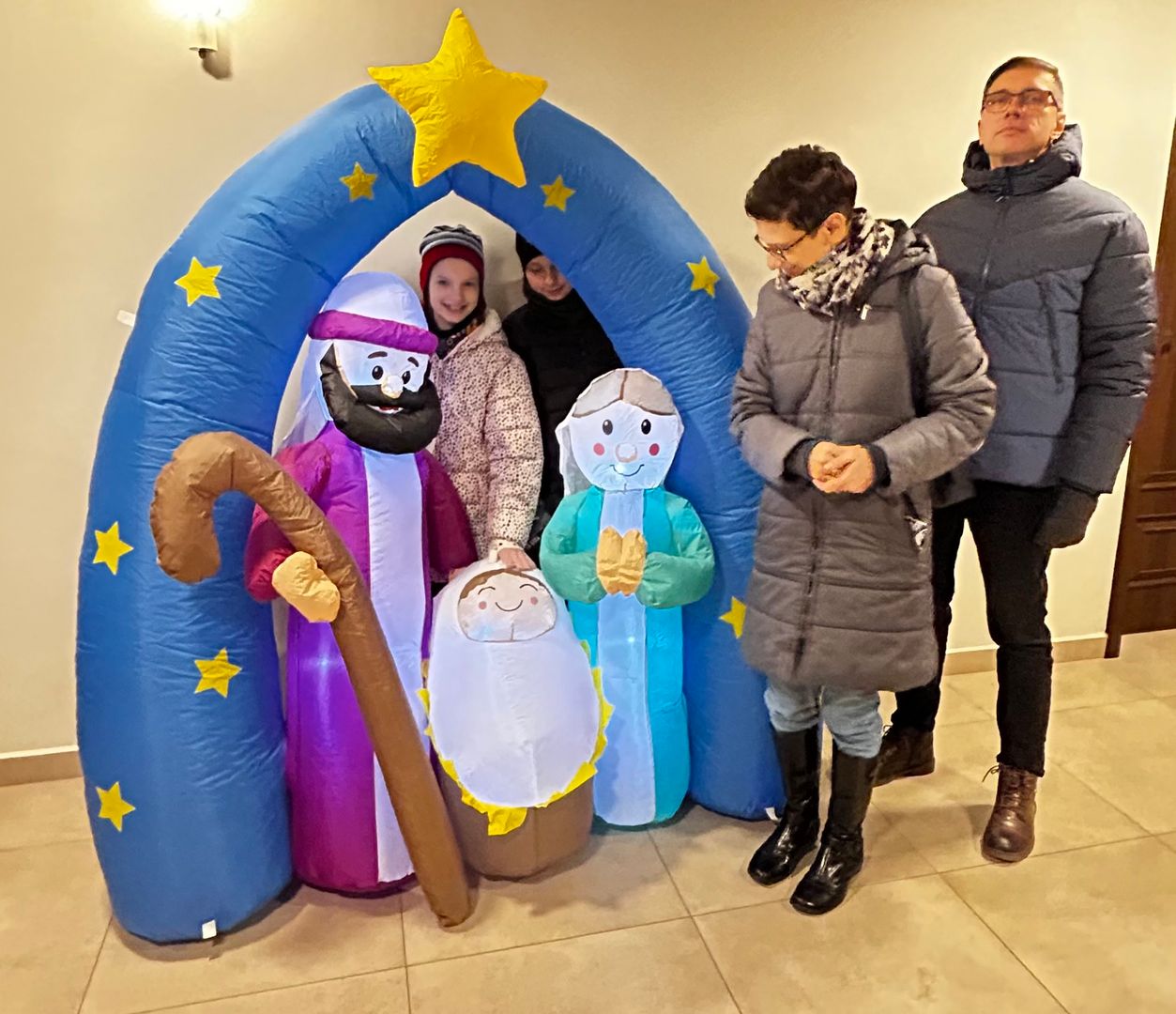 Atrakcją wystawy jest duża nadmuchiwana szopka, jako świetne tło na rodzinne zdjęcie 