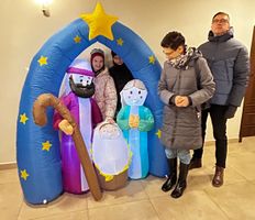 Miniatura Atrakcją wystawy jest duża nadmuchiwana szopka, jako świetne tło na rodzinne zdjęcie 